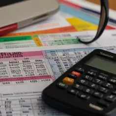 Jak sprawdzić status zwrotu podatku? Kroki do monitorowania zwrotu